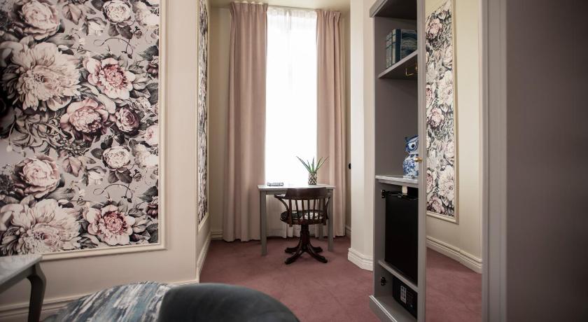 Image of 1 King Bed, Nonsmoking, Junior Suite 12