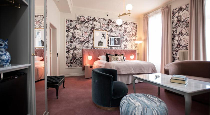 Image of 1 King Bed, Nonsmoking, Junior Suite 0