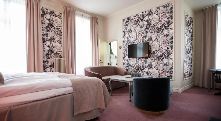 Image of 1 King Bed, Nonsmoking, Junior Suite 5