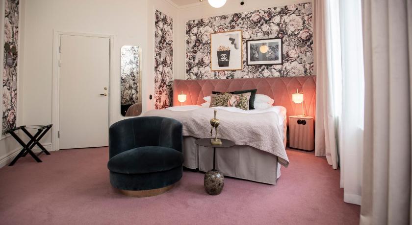 Image of 1 King Bed, Nonsmoking, deluxe 3