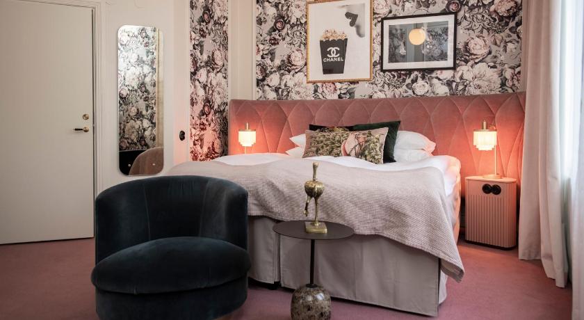 Image of 1 King Bed, Nonsmoking, Superior 4