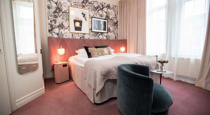 Image of 1 King Bed, Nonsmoking, Superior 1