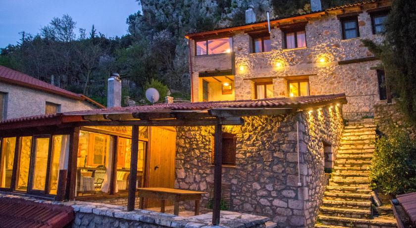 Stone house on the rock — Hotel in Kamena Vourla