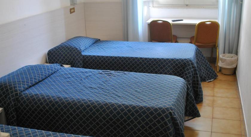 Gazdaságos, háromágyas szoba (Economy Triple Room) fotója 0
