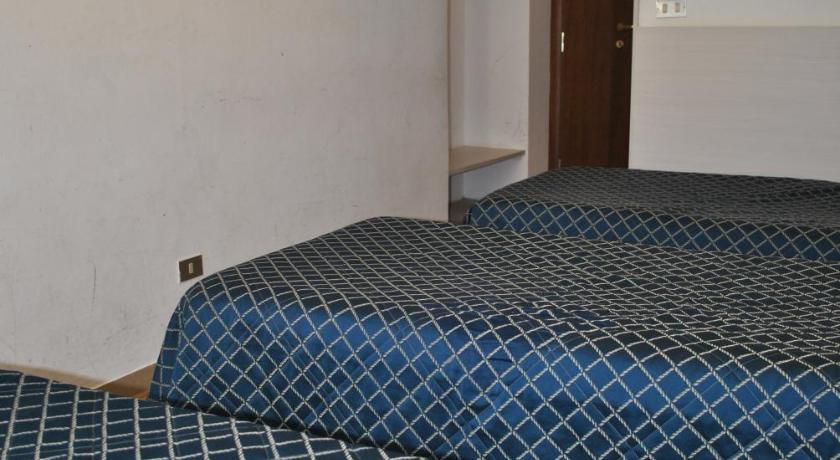 Gazdaságos, háromágyas szoba (Economy Triple Room) fotója 3