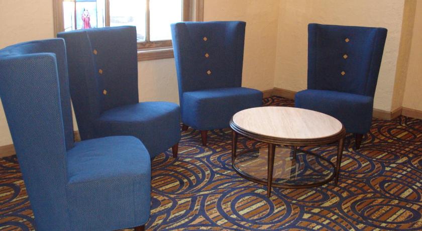The Chateau Bloomington Hotel and Conference Center photo