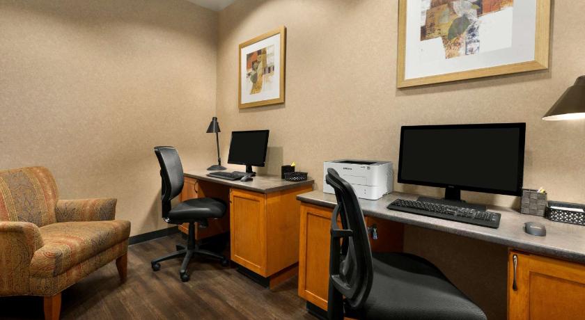 Days Inn & Suites by Wyndham Edmonton Airport