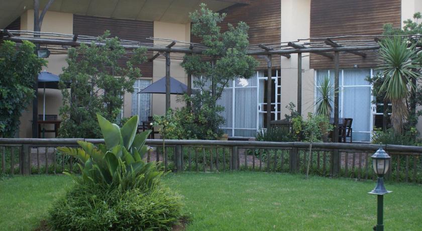 a grassy area in front of a house, Airport Inn Bed and Breakfast in Johannesburg