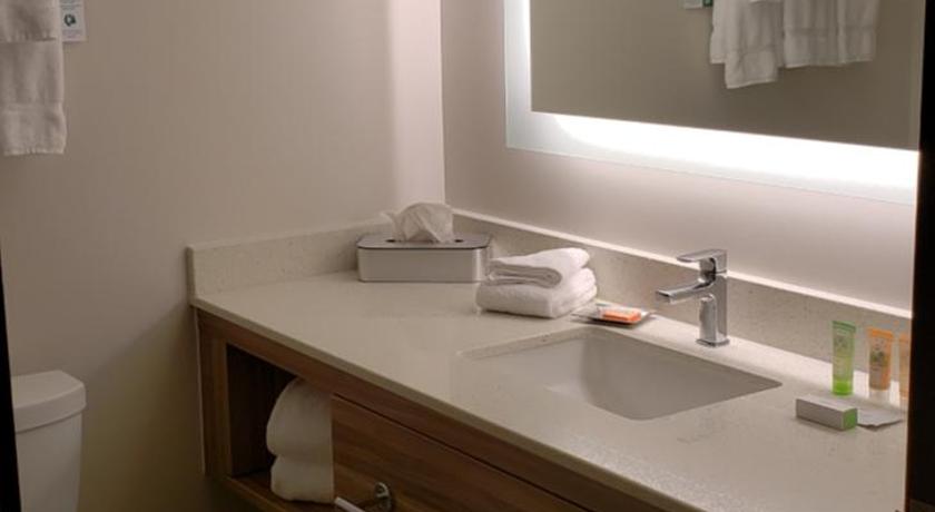 Image of 2 Queen Beds Mobility Accessible Non-Smoking 2