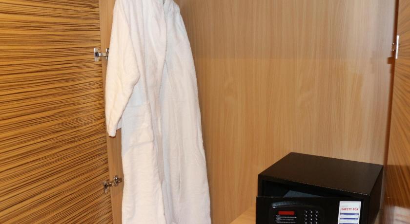 Image of 4 Single Beds, Nonsmoking, Soundproof 8