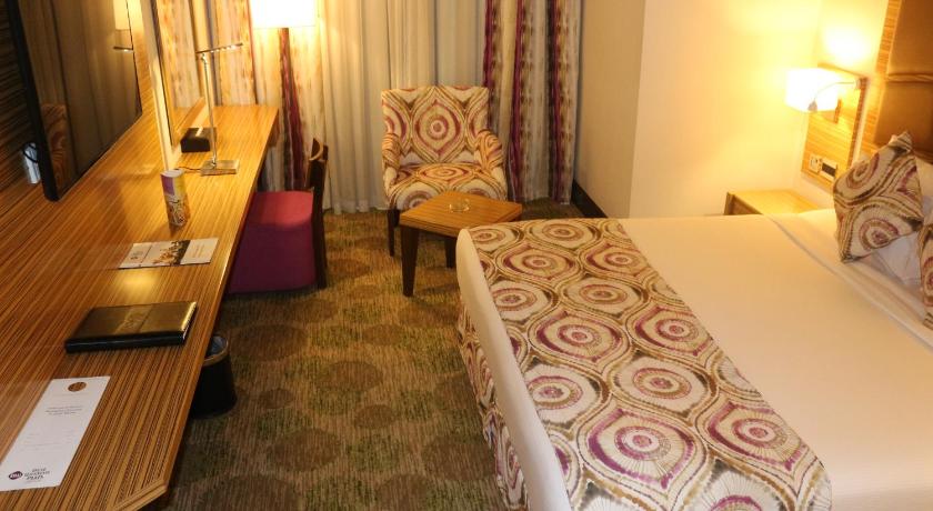 Image of Suite - 1 King 2 Singles, Nonsmoking, Soundproof 6