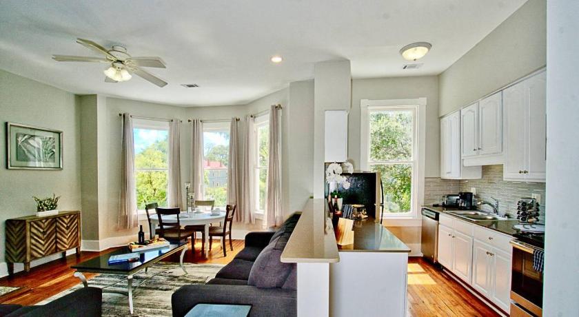 2 Bedroom Renovated Townhouse in Downtown Savannah — Hotel in Savannah (GA)
