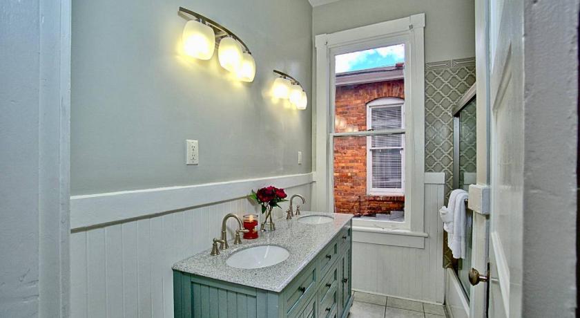 2 Bedroom Renovated Townhouse in Downtown Savannah photo