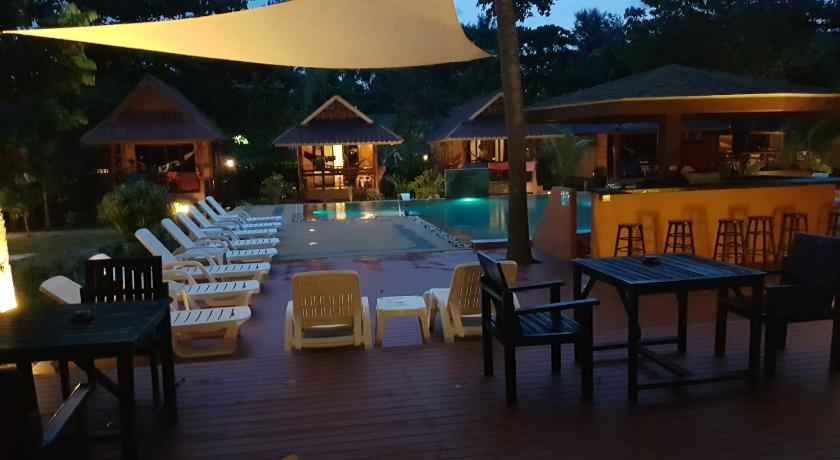 Lanta Pearl Beach Resort - image 3