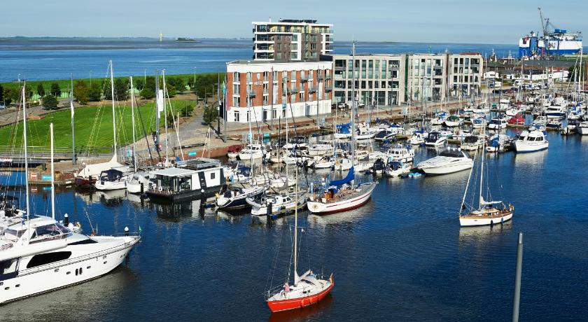 boats are docked in a harbor, Im-Jaich Hotel Bremerhaven in Bremerhaven