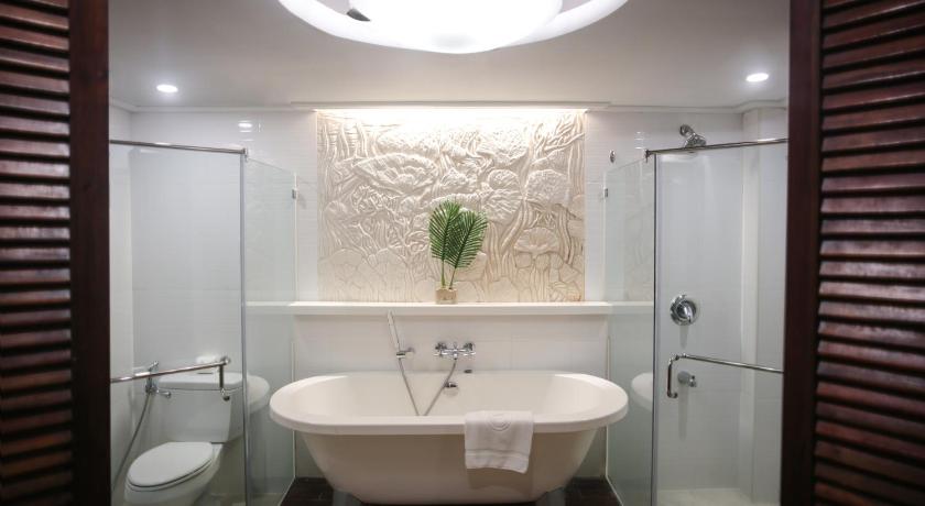 Image of Grand Deluxe Poolside 2