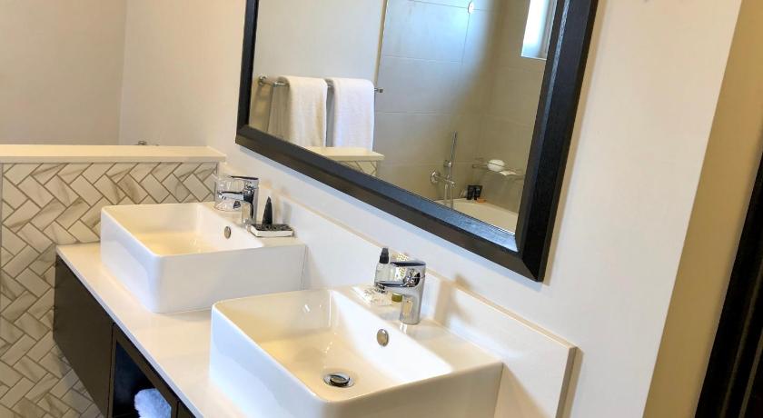 Image of Deluxe Double or Twin Room with Bath 2