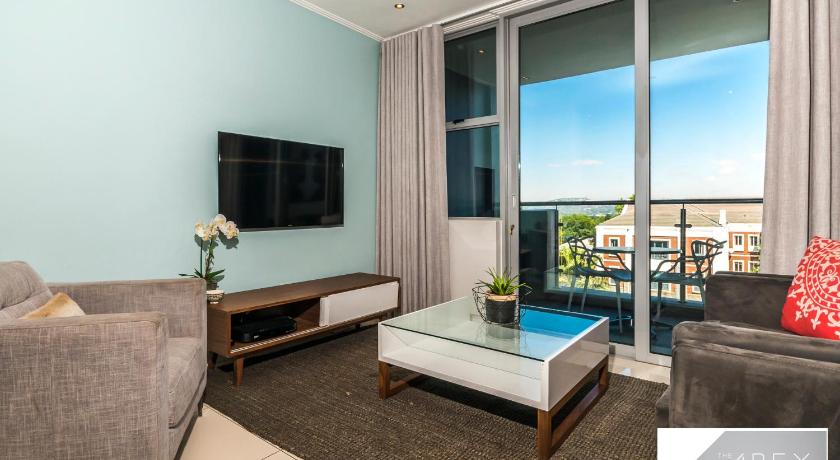 Two-Bedroom Apartment with City View, The Apex On Smuts in Johannesburg