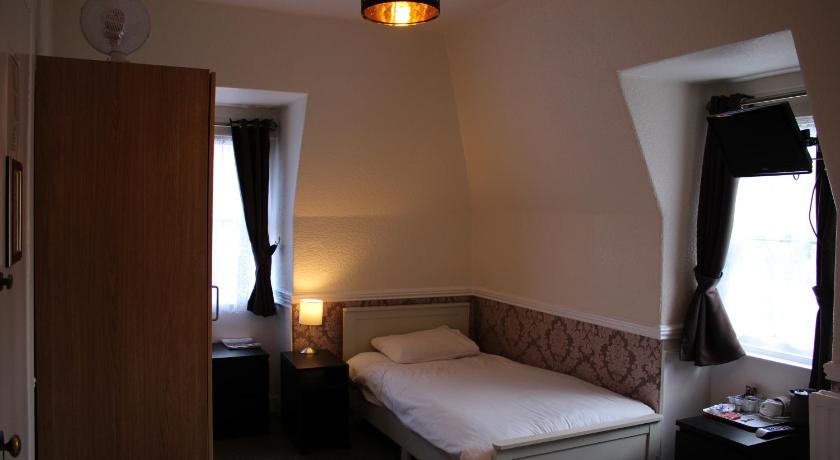 Image of Twin Room with Shared Bathroom 1