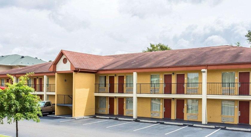 Econo Lodge Coliseum photo
