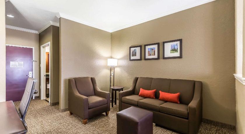 Comfort Suites Houston IAH Airport - Beltway 8