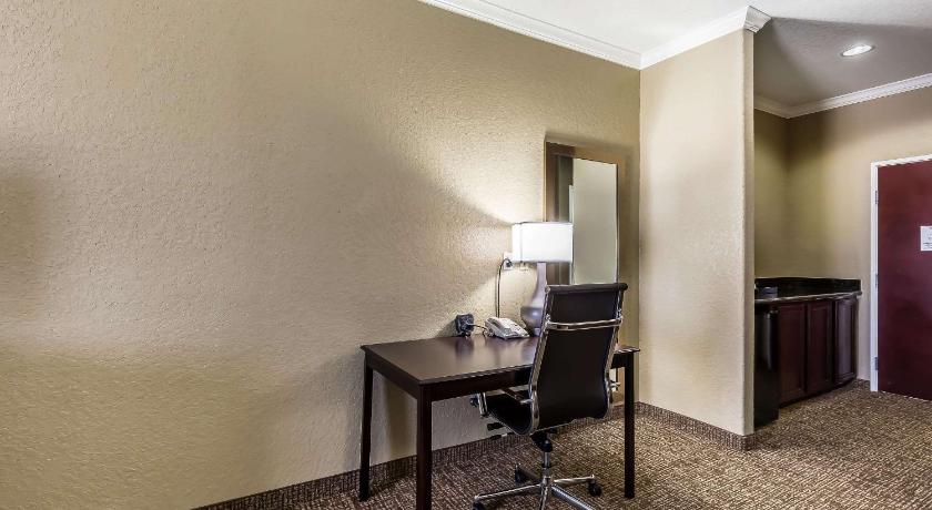 Comfort Suites Houston IAH Airport - Beltway 8