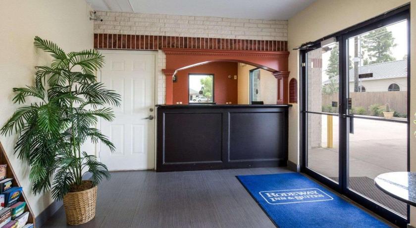 Houston Scottish Inn & Suites 2-Star Accommodation lobby