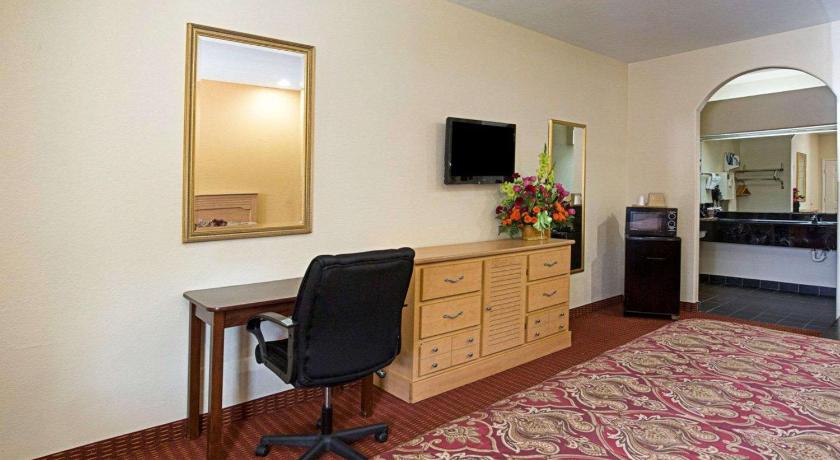 Scottish Inn & Suites IAH West