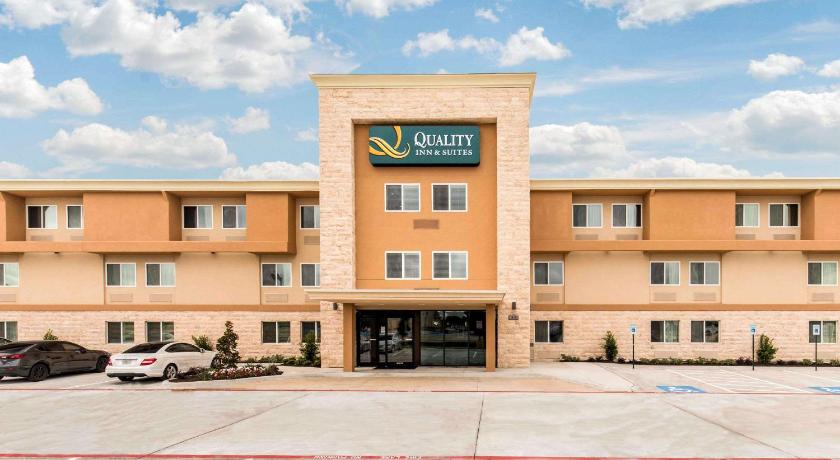a large building with a clock on the front of it, Quality Inn & Suites Plano East - Richardson in Dallas (TX)