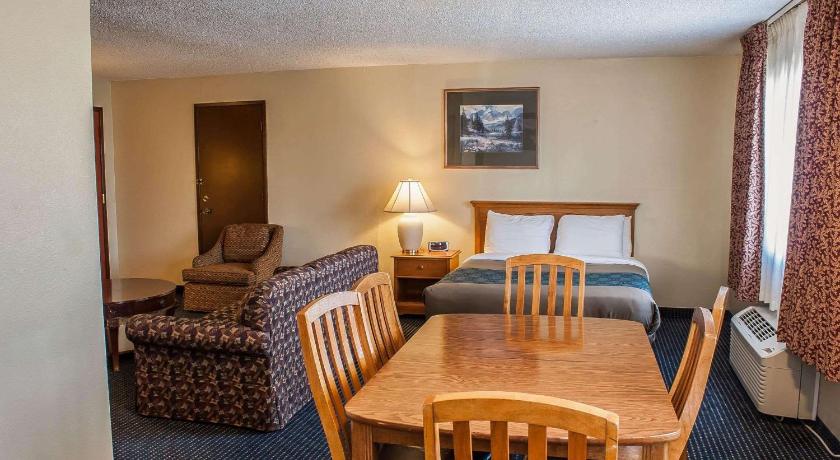 Econo Lodge Inn & Suites