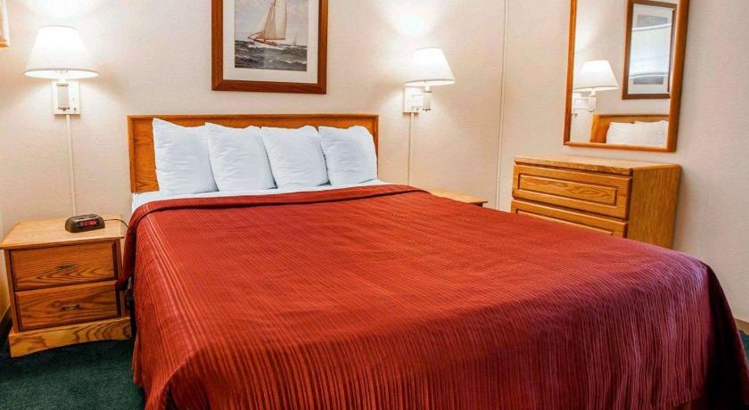 Quality Inn & Suites Bremerton near Naval Shipyard