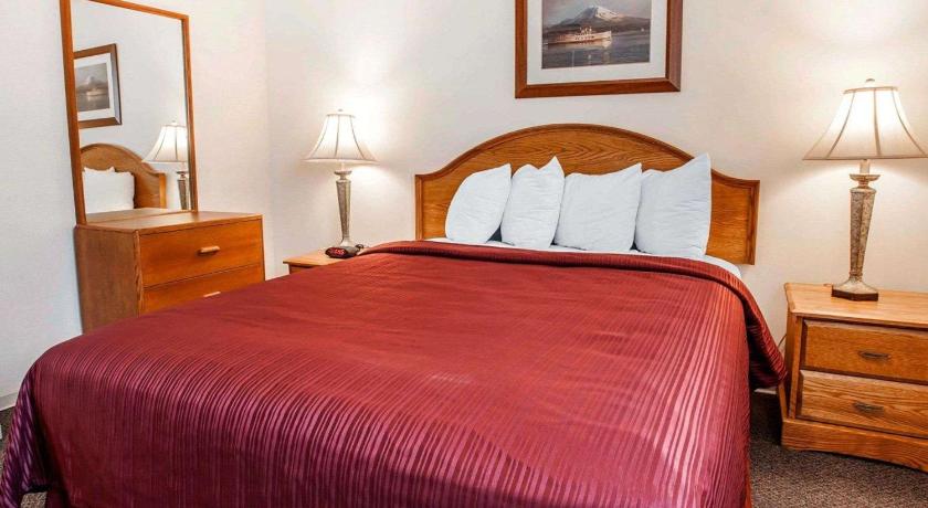 Quality Inn & Suites Bremerton near Naval Shipyard