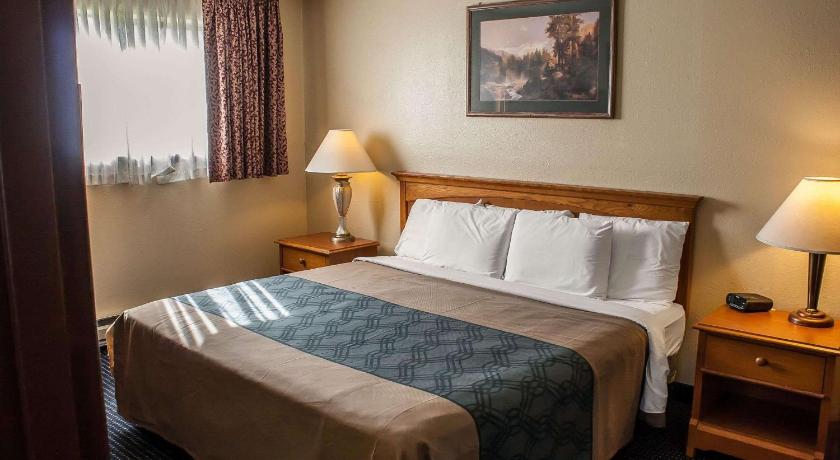 Econo Lodge Inn & Suites