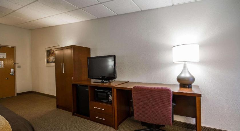 Comfort Inn and Suites Madison - Airport