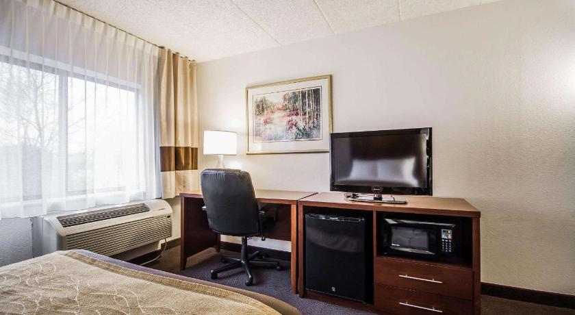 Comfort Inn and Suites Madison - Airport