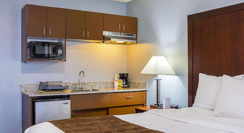 Clarion Inn & Suites Clackamas - Portland