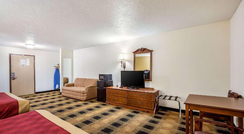 Econo Lodge Inn & Suites