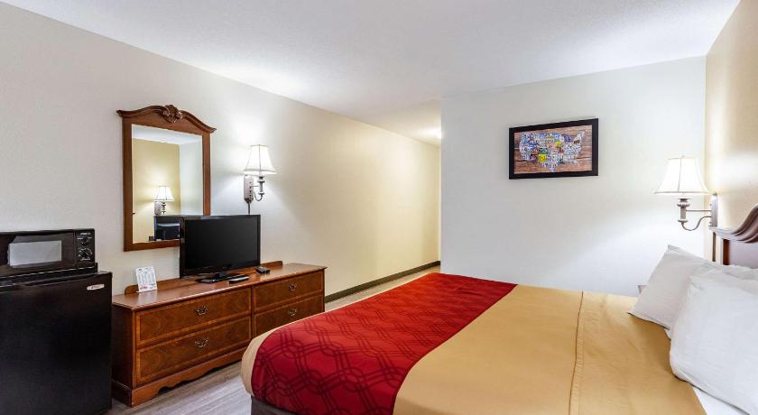 Econo Lodge Inn & Suites