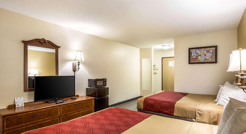 Econo Lodge Inn & Suites