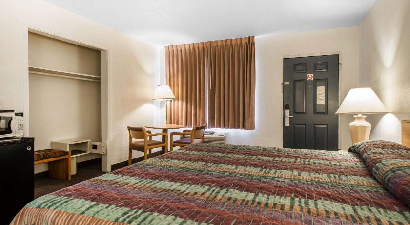 Rodeway Inn & Suites