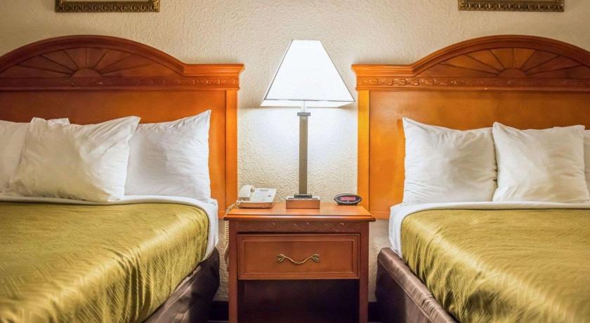 Image of 2 Queen Beds, Efficiency, Smoking 5