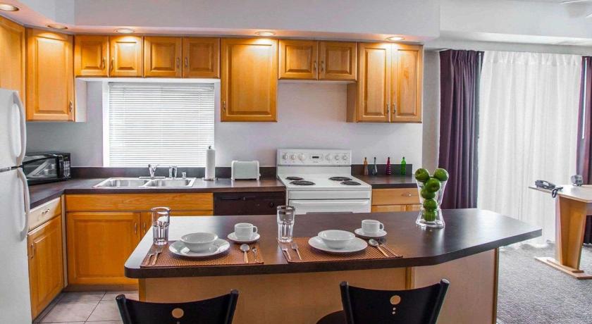 Comfort Suites Michigan Avenue 320 North Michigan Avenue Chicago