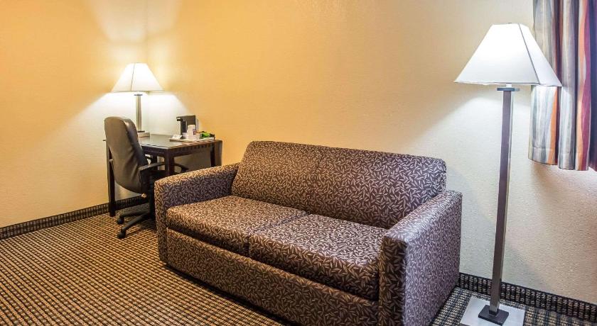 Econo Lodge Inn and Suites Monroe