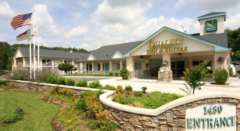 Quality Inn & Suites Biltmore East photo