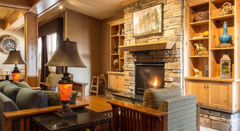 a living room filled with furniture and a fireplace, MainStay Suites in Williston (ND)