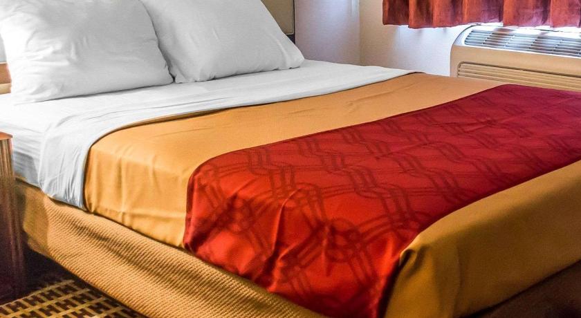 Warren Economy Inn & Suites 2-Star Accommodation pool