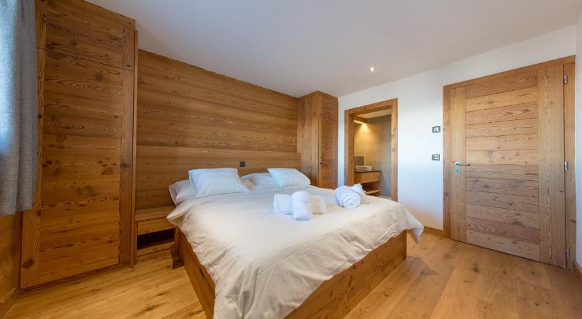 Oak Tree Chalet - on the ski slope - luxury! photo