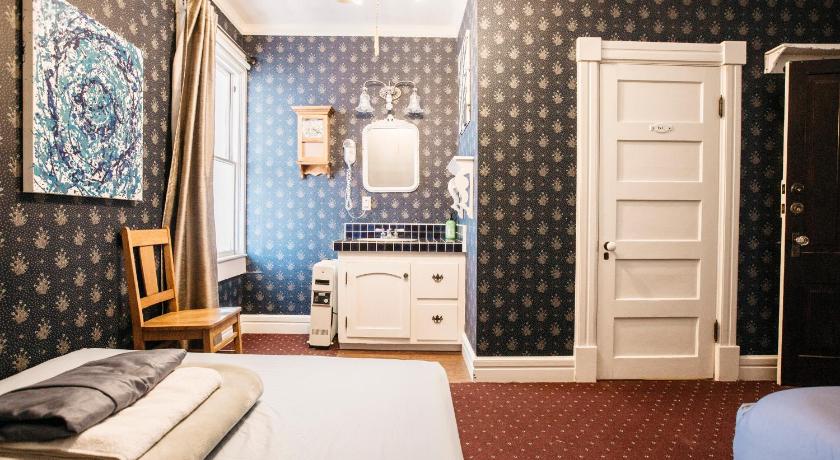 Image of Queen Room with Two Queen Beds 0