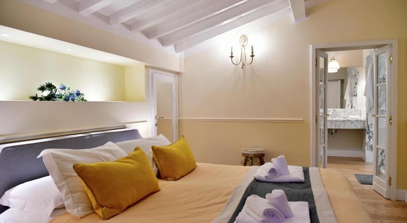 La Croce D'oro Santa Croce Suite Apartments