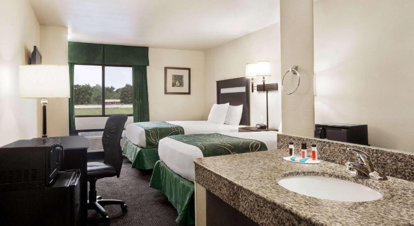 Travelodge by Wyndham Livonia